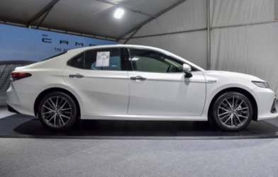 Toyota Camry Hybrid bất ngờ về Việt Nam với thiết kế mới, đe nẹt Lux A2.0