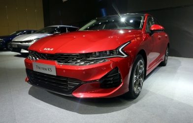 Giá rẻ nhất phân khúc, Kia K5 có gì cạnh tranh với Camry, Lux A2.0?