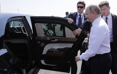 Khám phá xe limousine bọc thép “khủng” phục vụ Tổng thống Nga Vladimir Putin