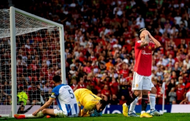 Huyền thoại MU 'vừa đấm vừa xoa' với tân binh Martinez