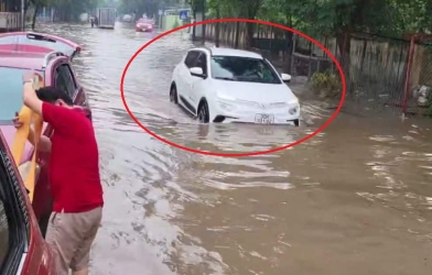 VIDEO: VinFast VF e34 'thực chiến' lội nước trên đường ngập sâu tại Hà Nội