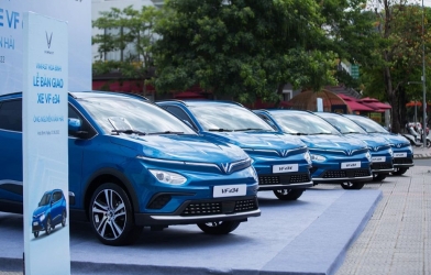 Lô xe VinFast VF e34 đầu tiên chạy dịch vụ ở Hòa Bình