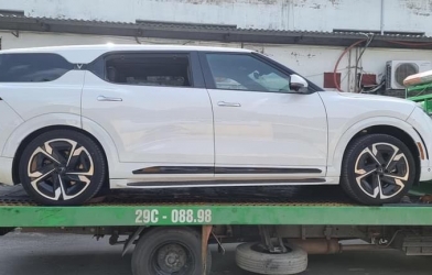 Bắt gặp VinFast VF 9 trên đường đi đăng kiểm tại Việt Nam