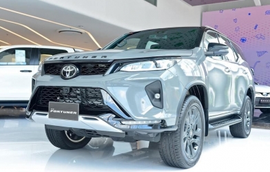 Cận cảnh Toyota Fortuner phiên bản kỷ niệm 60 năm với màu siêu hiếm