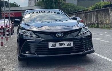 Mua Toyota Camry bấm được biển số 'ngũ quý' 8, chủ xe được dân mạng săn đón