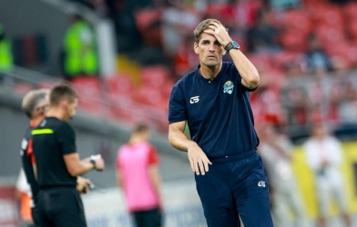 Nghe lời ChatGPT, HLV châu Âu bắt cầu thủ thức suốt 28 tiếng