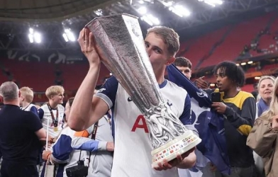 Huyền thoại MU khó hiểu khi đội nhà bỏ lỡ 'siêu trung vệ' Hà Lan