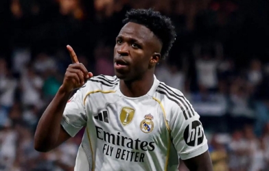 Vinicius bất ngờ gọi điện an ủi 1 ngôi sao Barca