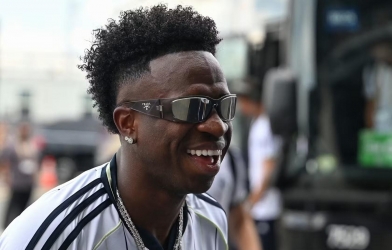 Khoảnh khắc 'gây bão' của Vinicius khi nghe tin Barca thảm bại 0-4