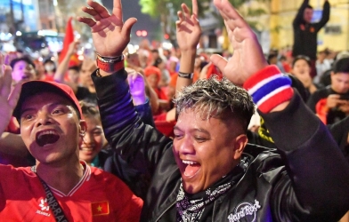 Truyền thông ĐNÁ phát sốt vì CĐV Việt Nam và Malaysia tay bắt mặt mừng