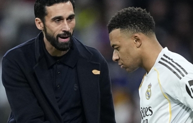 Real nổi giận, Arbeloa phản pháo cực gắt vụ đầu gối Mbappe