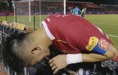 Bất ngờ một trung vệ Nam Định ghi bàn ngang với Tiến Linh