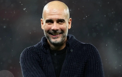 Pep Guardiola đáp trả cực gắt huyền thoại MU về màn ăn mừng của Man City