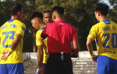 7 cầu thủ đội bóng Việt Nam bao vây trọng tài gây tranh cãi dữ dội