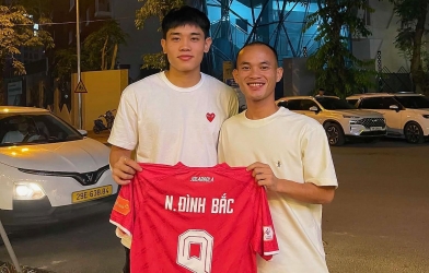 Đình Bắc tặng quà tuyển thủ Lào từng ghi bàn vào lưới tuyển Việt Nam