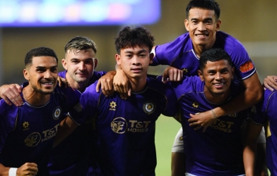HLV Úc nói thẳng về trung vệ trẻ cao 1m83 đang gây sốt V.League