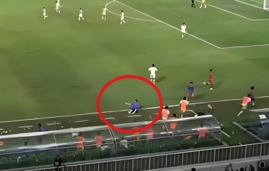 KHÔNG CÓ TRÊN TIVI: Trợ lý U19 Việt Nam bị cầu thủ Indonesia xô ngã gây phẫn nộ