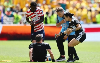 Cả World Cup sững sờ vì trọng tài phải uống nước dưa muối giữa trận