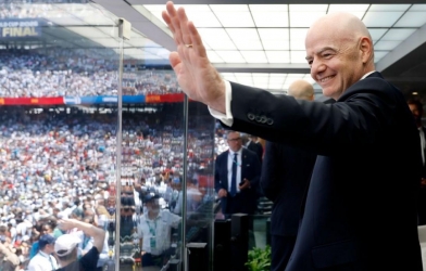 Chủ tịch FIFA gây bão: Bay vòng quanh Trái Đất 2,5 lần trong World Cup