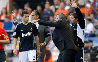 Một câu của huyền thoại Real Madrid khiến Mourinho gây bão