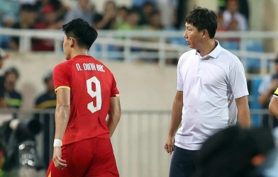 Đình Bắc làm điều này, HLV Kim Sang Sik lập tức ra tay