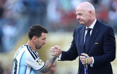 Cuộc chiến FIFA nóng lên: Argentina chọn phe, Anh phản đối