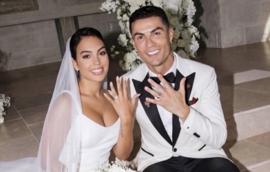 CHÍNH THỨC: Ronaldo kết hôn với Georgina sau 10 năm bên nhau