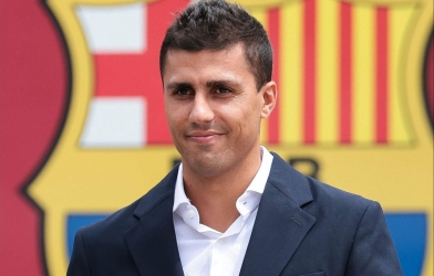Ngôi sao Barcelona nói 1 câu khiến CĐV phát sốt vì Rodri
