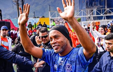 Ronaldinho gây sốt tại Italy, hàng nghìn người chờ điều đặc biệt