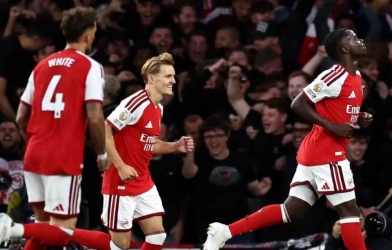 Arsenal nghiền nát Coventry, nhà vô địch gửi lời cảnh báo cực gắt