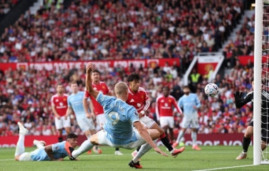 VAR bị yêu cầu xóa bỏ sau tranh cãi chấn động ở derby Manchester