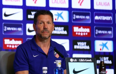 Vừa quật ngã Real Madrid, Simeone bất ngờ ngả mũ trước Barca