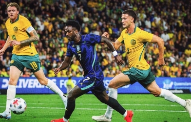 Brazil bị Australia dồn ép, màn đáp trả sau đó gây choáng