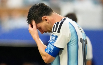 Vừa chia tay Argentina, Messi có hành động khiến CĐV nổi giận