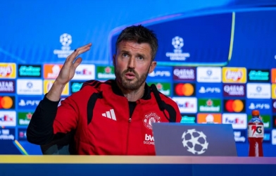 MU vào đường cùng, Carrick bất ngờ lôi Simeone ra làm lá chắn