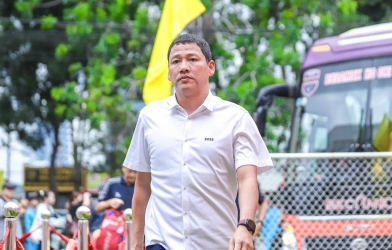 HLV Anh Đức bất bình với quyết định của trọng tài