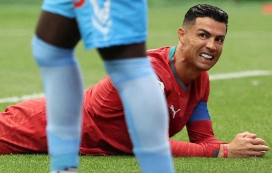 Cố nhân Man United khiến Ronaldo bất lực trong ngày ra quân World Cup
