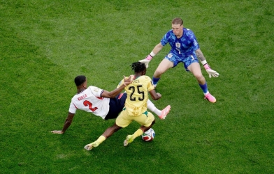 Tranh cãi penalty trận Anh - Ghana: 'Phòng VAR đi uống cà phê rồi à?'