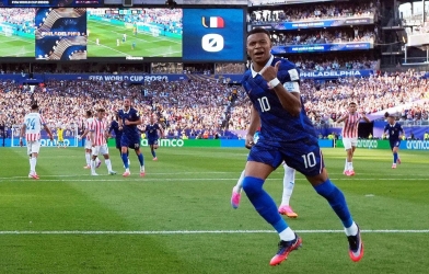 'Vị tướng trẻ' mở đường cho 'đô đốc' Mbappe đưa Pháp vào tứ kết