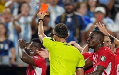 Kỳ World Cup sóng gió từ đầu tới cuối của 'tội đồ' Thụy Sĩ trước Argentina