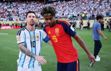 Messi nói gì với Yamal trong khoảnh khắc chuyển giao gây sốt World Cup 2026?