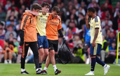 CĐV Arsenal đồng loạt nhắc đến “lời nguyền hậu vệ phải” sau cú sốc 9 phút,