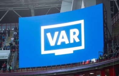 CHÍNH THỨC: UEFA 'cách mạng' VAR, trọng tài sắp được trao lại quyền lực