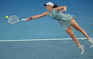 Iga Swiatek thoát hiểm khó tin để giành vé vào chung kết Canadian Open
