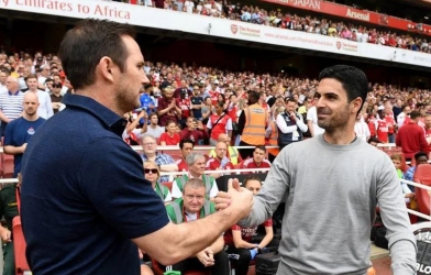 Frank Lampard ra mệnh lệnh đặc biệt trước ngày quyết đấu Arsenal: “Đừng tôn trọng họ quá mức”