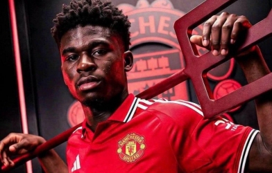 MU trao 'biểu tượng di sản' của Van Persie và Solskjaer cho tân binh Baleba