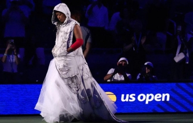 “Nữ hoàng thời trang Grand Slam” gây sốt với màn tri ân huyền thoại NBA tại US Open