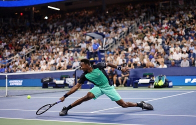 “Nghệ sĩ” làng banh nỉ mở màn show diễn cuối cùng tại US Open bằng chiến thắng lịch sử