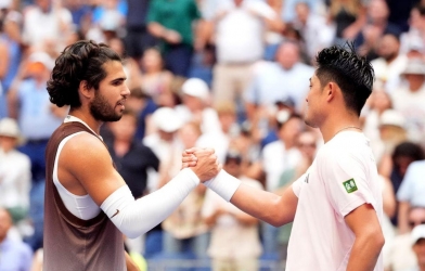Alcaraz thắng dễ niềm tự hào Trung Quốc, thẳng tiến vòng 4 US Open