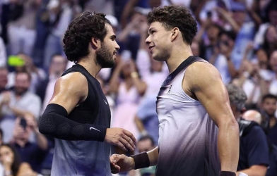 Quyết chiến tới gần 4h sáng, Ben Shelton lật đổ nhà vua Alcaraz để tạo bán kết US Open toàn Mỹ